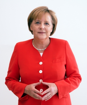 Merkel macht die Merkel-Raute (Attribution: Armin Linnartz)